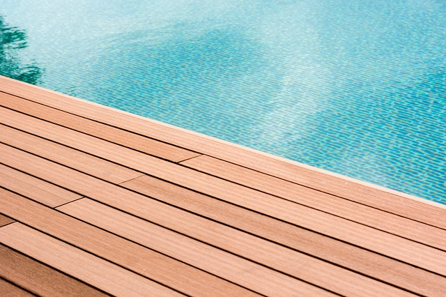 Belangrijke factoren bij de aanleg van een houten zwembadterras in de provincie Noord-Holland