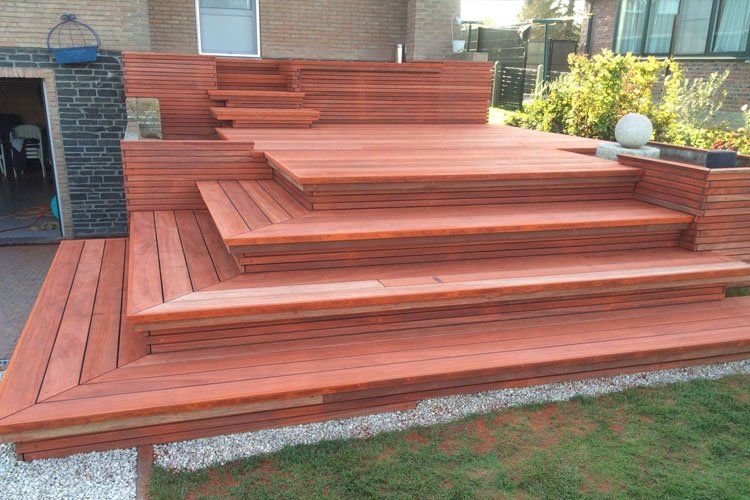 Houten terras bij zwembad