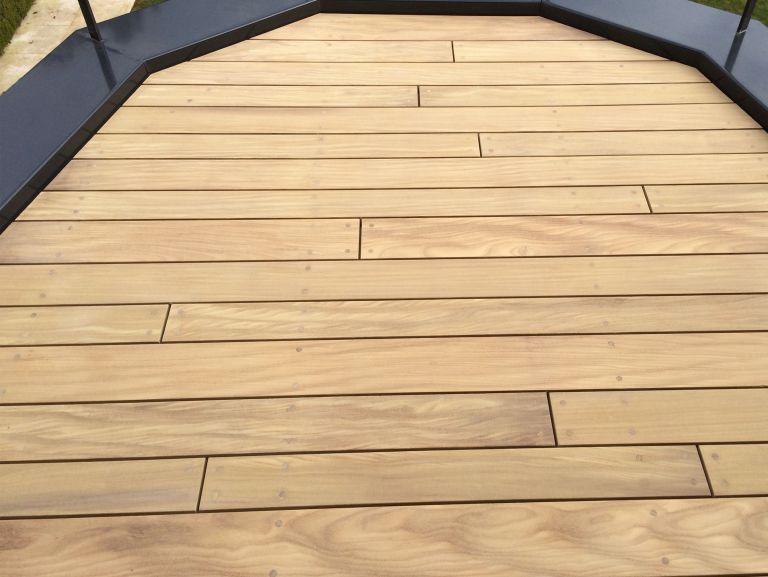 Houten terras laten bouwen in Breda