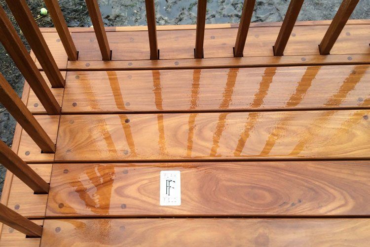 Houten terras bij zwembad
