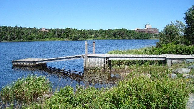 Houten steiger aan het water in Loosdrecht laten aanleggen